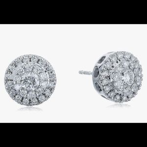 Beautiful white gold diamond studs!
